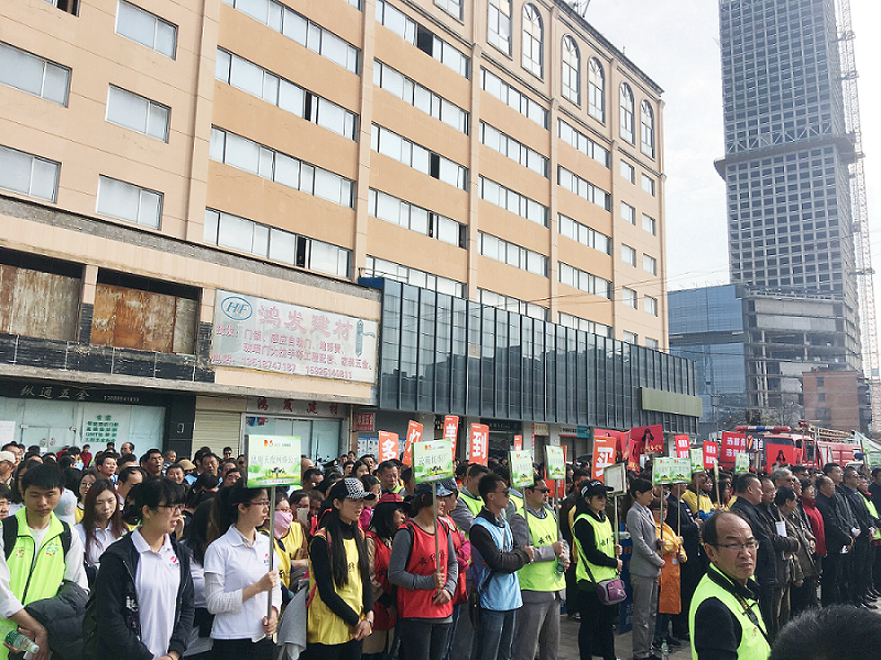 2017年3月5日，是我國第54個學雷鋒紀念日。3月份的春天萬物復蘇，百花齊放。陽光透過淡薄的云層照耀著大地，它的萬道金光愉快地普照著萬物。春風拂面,是那么清柔,那么親切,就像是雷鋒的精神一直溫暖著、鼓舞著我們!