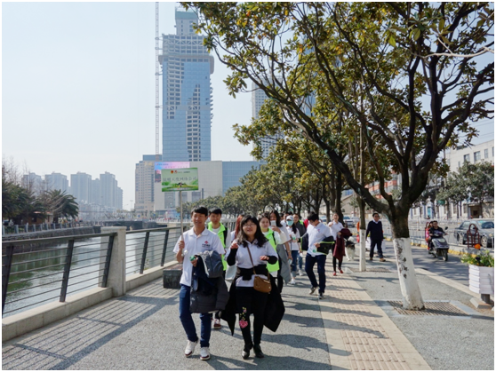 一路上，志愿者把“學雷鋒踐行動 樹新風做好事 做志愿者”的精神傳揚到大街小巷，把雷鋒為人民服務的志愿精神帶到城市的每個角落。